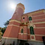 �La villa in origine era di colore rosso, successivamente fu resa completamente bianca e infine venne dipinta nell�attuale tonalit� rosa�, ci illustra Anna mentre la seguiamo sul lato destro della struttura
